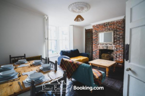 Three Bedroom House with FREE Parking by Primal Estates Short Lets in Brighton - FREE Parking for 1 Vehicle
